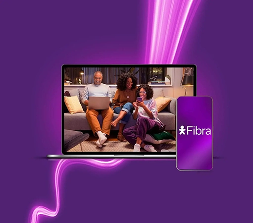 Foto familia, ao lado um celular escrito fibra